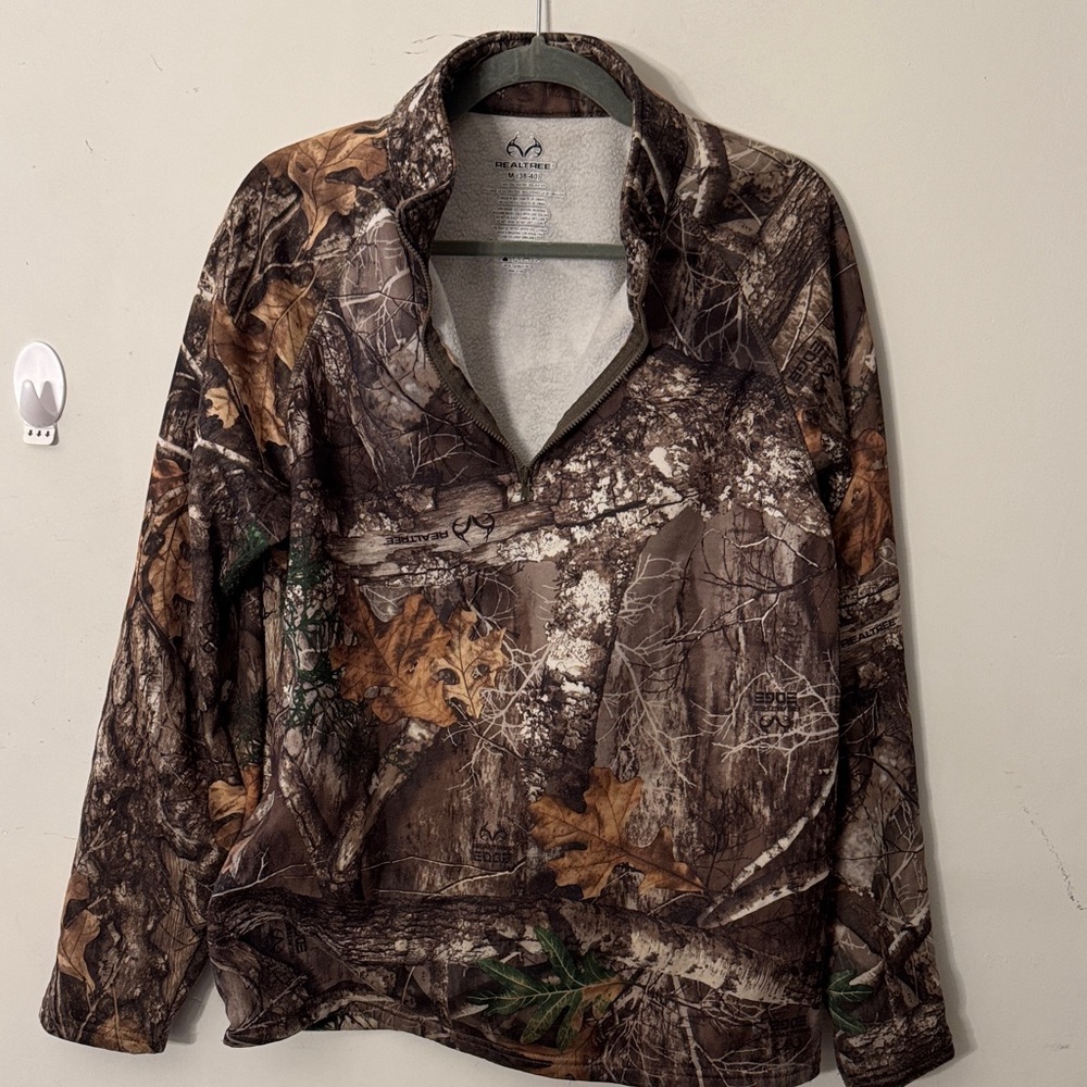 Realtree Olive Green & Cream Pullover Label Close-Up
